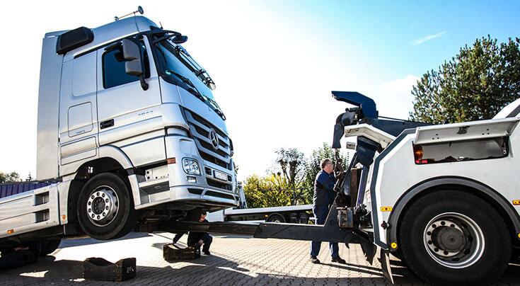Abschleppdienst bei der Bergung eines Mercedes-Lkw mit einem Abschleppfahrzeug.