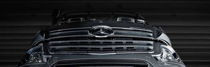 Frontansicht von unten eines Mercedes-Benz Actros.