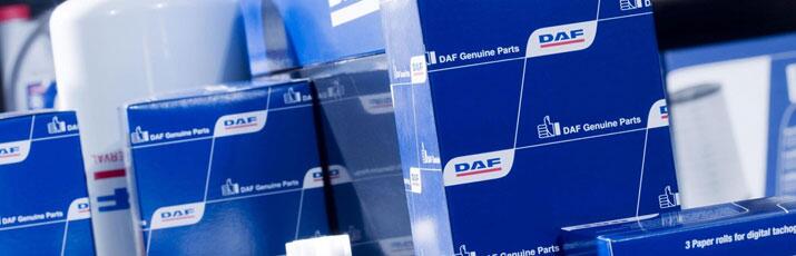 Mehrere blaue Kartons mit DAF-Logo