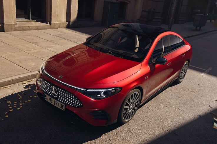 Roter Mercedes-Benz CLA parkt am Straßenrand.