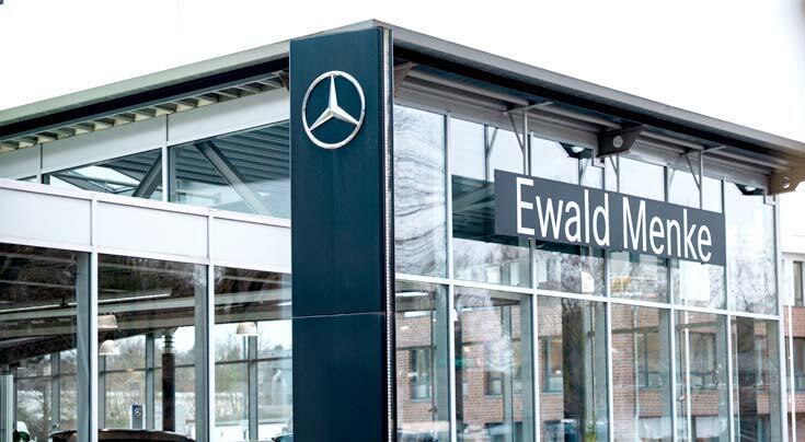 Showroom mit Fahrzeugen und Ewald Menke Schriftzug