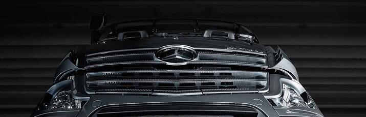 Frontansicht von unten eines Mercedes-Benz Actros.