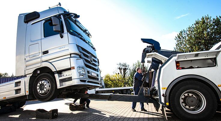 Abschleppdienst bei der Bergung eines Mercedes-Lkw mit einem Abschleppfahrzeug.