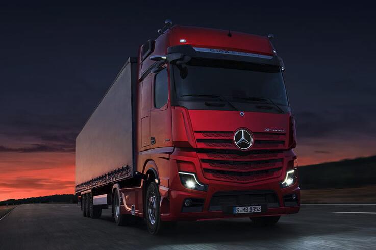 Fahraufnahme roter Mercedes-Benz Actros L
