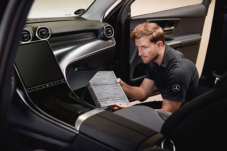 Autohaus Ewald Menke | Kfz-Mechatroniker mit einem Filter im Innenraum eines Mercedes-Benz
