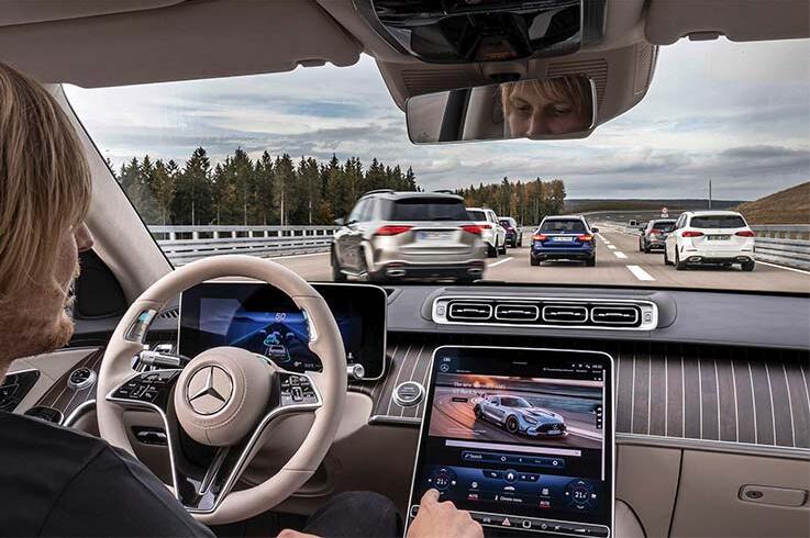 Sicht aus dem Inneren eines Mercedes-Benz Pkw durch die Windschutzscheibe auf eine dicht befahrene Autobahn