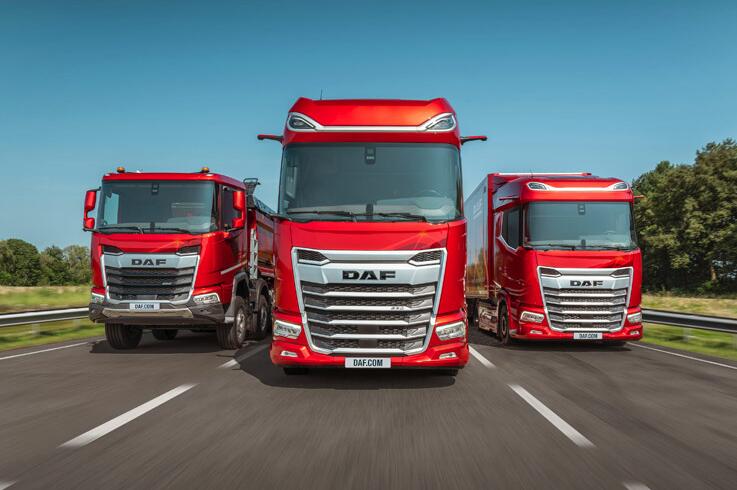 Fahraufnahme 3 rote DAF-Lkw