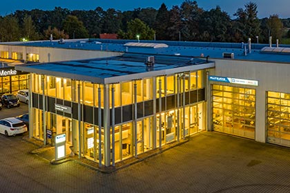 Außenansicht Autohaus Ewald Menke Nutzfahrzeugbereich in Lohne