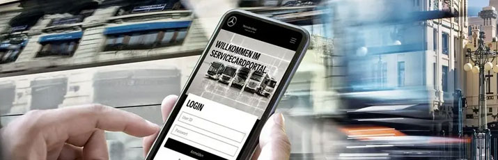 Smartphone in einer Hand liegend, mit der anderen Hand wird der Log-In in das Servicecardportal durchgeführt.