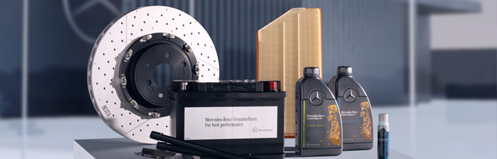 Stillleben von Mercedes-Benz Bremsscheibe, Batterie, Motoröl und weiteren Zubehörteile